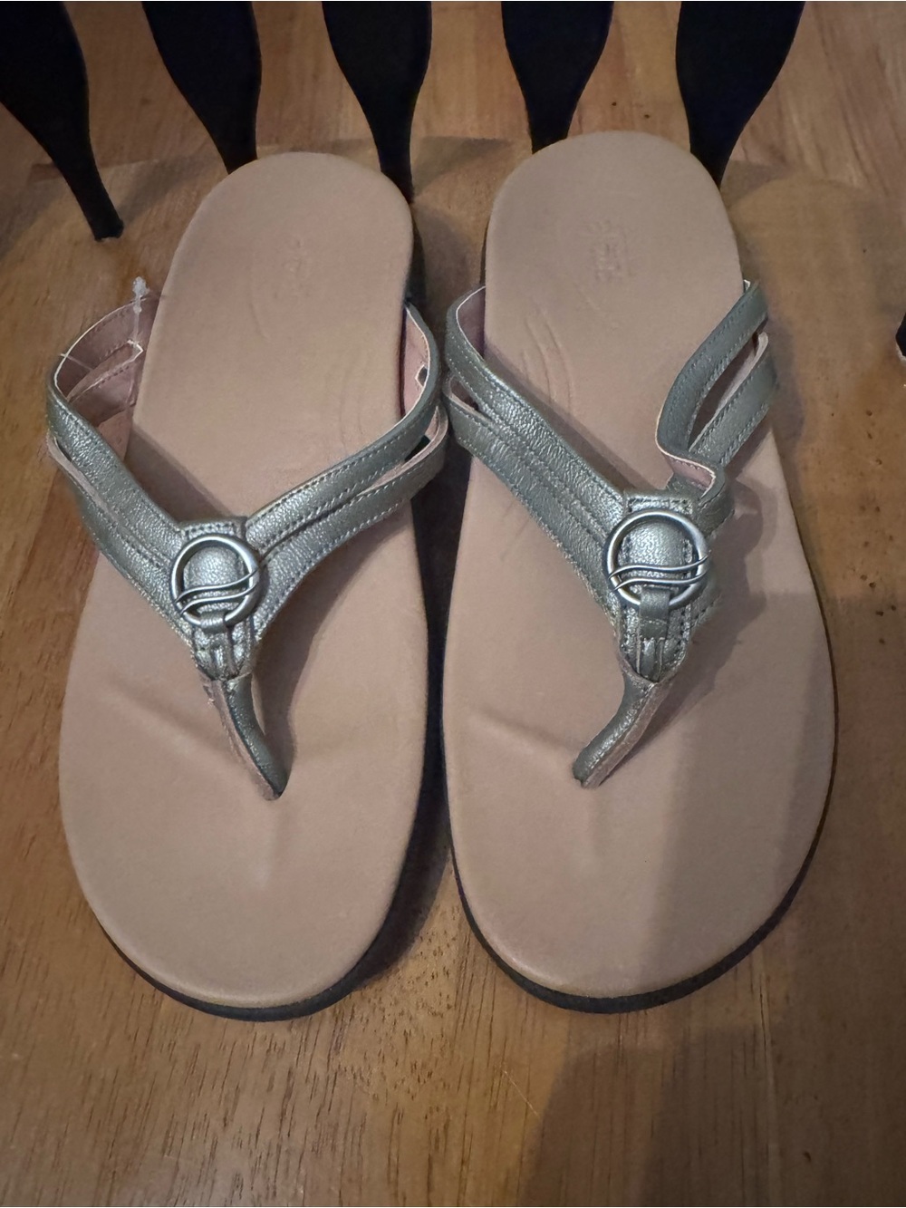 Strole Women's Pewter Horizon Thong Orthotic Sandals like new/no box size 10